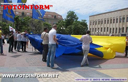 15-метровий державний прапор України розгорули на площі Кірова (фоторепортаж)
